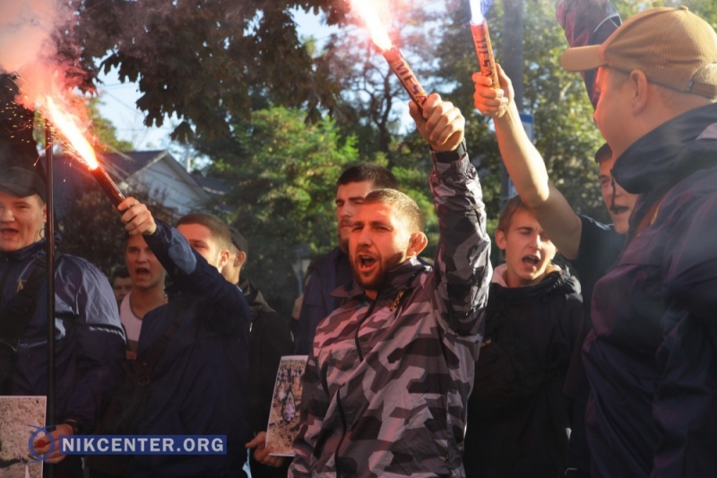 Члены правых организаций устроили возле николаевского областного СБУ акцию протеста против подписания в Минске "формулы Штайнмайера"