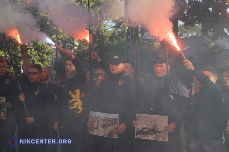 Члены правых организаций устроили возле николаевского областного СБУ акцию протеста против подписания в Минске "формулы Штайнмайера"